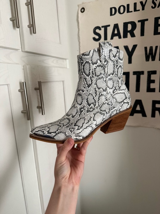 Arider Girl Shoes - Snake-Print Western Ankle Boot in White and Black